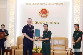 国防部副部长阮新疆大将向澳大利亚皇家空军司令斯蒂芬·查普尔中将赠送纪念品。图自人民报