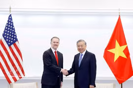 越共中央总书记苏林（右）与美国贸易代表贾米森·格里尔握手。图自越通社
