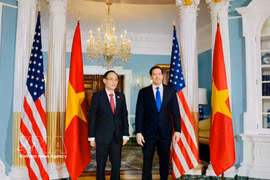 越南外交部部长黎怀忠与美国国务卿马尔科·鲁比奥合影。图自越通社