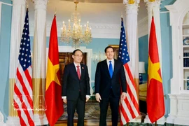 越南外交部部长黎怀忠与美国国务卿马尔科·鲁比奥合影。图自越通社