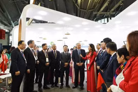 阮和平副总理参观越南国家银行展位。图自越通社