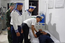 医生们对患者表示亲切问候。图自越通社