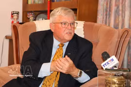 澳大利亚新南威尔士大学澳大利亚国防学院的卡尔·塞耶（Carl Thayer）教授接受越通社记者的采访。图自越通社