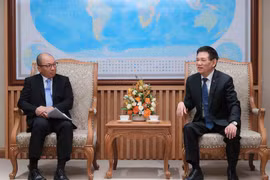 越南政府副总理胡德福会见日本丰田汽车亚洲事务负责人兼丰田汽车亚太区首席执行官钱国豪。图自越通社