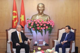 越共中央政策与战略委员会主任陈流光会见日越友好议员联盟特别顾问武部勤。图自越通社