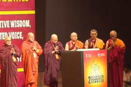 会议开幕前，僧侣诵经祈福。图自越通社