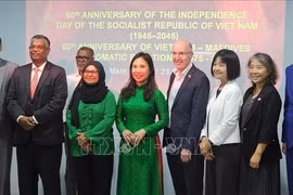郑氏心大使同各位代表合影。图自越通社