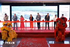 宁顺纺织染化厂项目揭牌剪彩仪式。图自越通社