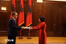 越南驻希腊兼驻阿尔巴尼亚大使范氏秋香向阿尔巴尼亚总统巴伊拉姆·贝加伊递交国书。图自越通社