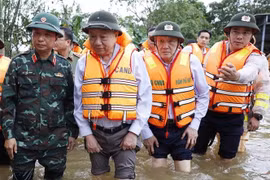 苏林总书记走访慰问近期遭受历史性强降雨与洪涝灾害严重影响的群众。图自越通社