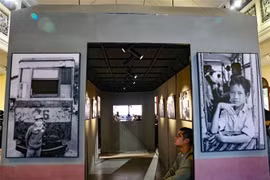 在火车车厢空间中展示摄影作品。图自越通社