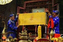 庙会上再现的一些传统仪式。图自越通社