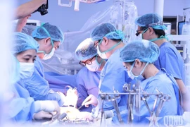 108中央军医院的医生正在手术。图自人民军报