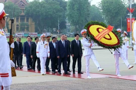 越南党、国家领导、国会代表入陵瞻仰胡志明主席遗容。图自越通社