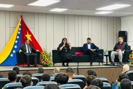 纪念越南南方解放、国家统一50周年集会场景。图自越通社