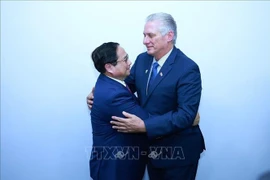 越南政府总理范明政会见古巴国家主席米格尔·迪亚斯-卡内尔。图自越通社