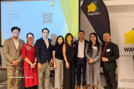 越南驻珀斯总领事阮清河（右二）与企业代表合影。图自越通社