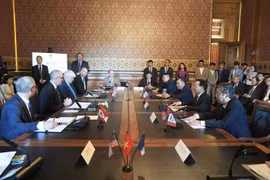 工作会谈场景。图自越通社