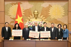 河内市委常务副书记阮文锋代表首都党委、政府和人民，分别向得乐省、林同省和庆和三省各移交100亿越盾援助款项。图自laodongthudo.vn