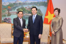 越南政府副总理梅文政（中）见了老挝巴特寮通讯社（KPL）社长万纳辛·西马冯。图自越通社