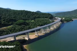北南高速公路以东地段一个高架桥项目。图自越通社
