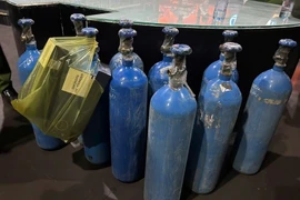 装有“笑气”（一氧化二氮，N₂O）的气瓶。图自越通社