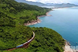 列车不仅是一种交通工具，正逐渐成为一种独特的旅游产品。图自人民报
