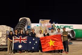 北宁省越南祖国阵线委员会主席阮长山接收澳大利的援助物资。图自越通社