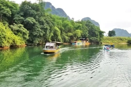 探索松河之旅，体验沿岸居民传统手工艺与文化风情。