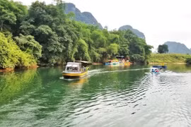 探索松河之旅，体验沿岸居民传统手工艺与文化风情。