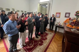 越南驻罗马尼亚大使杜德成和夫人以及与会代表共同上香,缅怀胡志明主席。图自越通社
