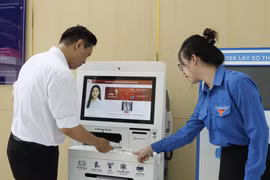 工作人员在胡志明市公共行政服务中心指导民众办理手续。图自越通社