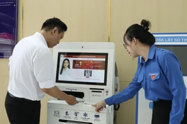 工作人员在胡志明市公共行政服务中心指导民众办理手续。图自越通社