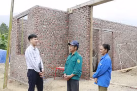 老街省越红乡领导前来检查黄文长家庭住房的建设进度。图自越通社
