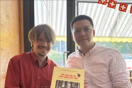 越通社记者向瑞士共产党总书记马西米利亚诺·阿伊赠送礼物。图自越通社