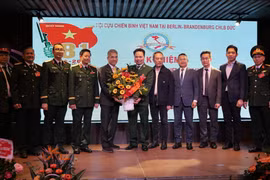 越南驻德国大使阮得成向德国柏林—勃兰登堡地区越南退伍军人协会送花祝贺。图自越通社
