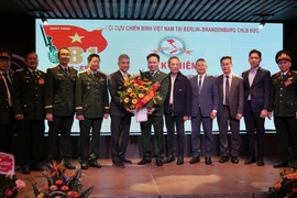越南驻德国大使阮得成向德国柏林—勃兰登堡地区越南退伍军人协会送花祝贺。图自越通社