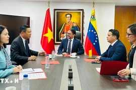 越南驻委内瑞拉大使武忠美会见委内瑞拉副总统兼通信部长弗雷迪·纳涅斯。越南驻委内瑞拉大使馆供图