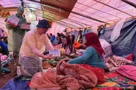 许多组织和个人都在向洪水灾民伸出援手。图自西贡解放报