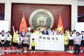 范青平大使与两国少年儿童合影。图自越通社