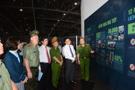 黎成龙副总理与各位代表参观有关打击毒品的展览。图自越通社