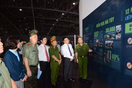 黎成龙副总理与各位代表参观有关打击毒品的展览。图自越通社
