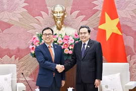 越南国会主席陈青敏与韩国驻越南大使崔泳杉。图自越通社