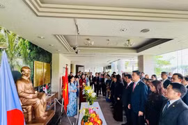 各位代表上香 表达对胡志明主席的深切缅怀和崇高敬意。图自越通社