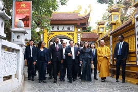 越南政府总理范明政夫妇同埃塞俄比亚总理夫妇参观河内镇国寺。图自越通社