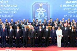 越南国家主席梁强、联合国秘书长安东尼奥·古特雷斯和各国代表团团长合影。图自越通社
