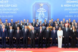 越南国家主席梁强、联合国秘书长安东尼奥·古特雷斯和各国代表团团长合影。图自越通社
