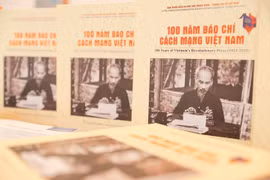 有关越南革命新闻100年的画册首次发布。图自越通社