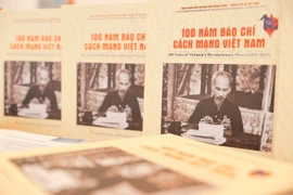 有关越南革命新闻100年的画册首次发布。图自越通社