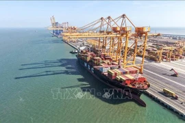 首艘商用船舶正式靠泊海防国际港3、4号码头 。图自越通社